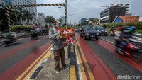 Seorang pedagang pernak-pernik kemerdekaan berjualan di Jalan Gunung Sahari, Jakarta, Kamis (6/8/2020).