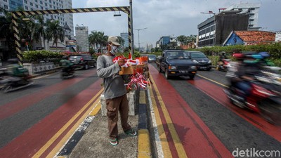 Pedagang Pernak-pernik Kemerdekaan Berburu Rezeki Jelang HUT RI