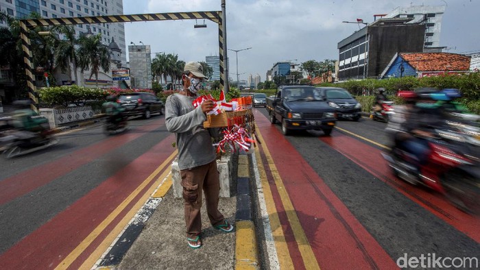 Pedagang Pernak-pernik Kemerdekaan Berburu Rezeki Jelang HUT RI Pedagang pernak-pernik kemerdekaan mulai menjamur jelang perayaan HUT RI. Beragam ornamen bercorak bendera Merah Putih dijajakan pedagang di tiap sudut kota.