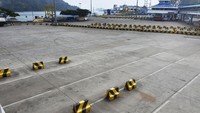 Bus dan truk yang akan menyeberang ke Sumatera terparkir di Dermaga 3 saat menunggu giliran masuk ke kapal ferry di Pelabuhan Merak, Banten, Kamis (6/8/2020). Tak seperti biasanya kondisi sepi penumpang ini terjadi. 
