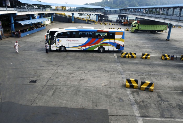 PELABUHAN MERAK SEPI Bus dan truk yang akan menyeberang ke Sumatera terparkir di Dermaga 3 saat menunggu giliran masuk ke kapal ferry di Pelabuhan Merak, Banten, Kamis (6/8/2020). Menurut GM PT ASDP Merak Hasan Lessy meski sudah tidak diberlakukan pembatasan penumpang dan angkutan di Pelabuhan Merak tapi volume penyeberangan menurun hingga 70 persen dari biasanya karena terdampak pandemi COVID-19. ANTARA FOTO/Asep Fathulrahman//aww.