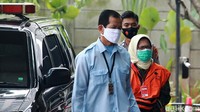 Dengan mengenakan masker dan rompi tahanan, Desi Arryani langsung bergegas memasuki gedung KPK.