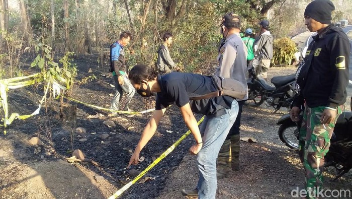 Kerangka manusia ditemukan di sisa kebakaran hutan Taman Nasional (TN) Baluran, Situbondo. Mayat yang sudah tinggal tulang itu terbungkus kantong plastik warna hitam.