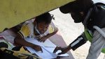 Pengatur Jalan di Boyolali Kerja Sambil Bimbing Anak Belajar Online