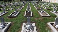 Terakhir, ada Taman Makam Pahlawan Kalibata di Jakarta Timur. Seperti yang kita ketahui, seluruh jenazah dari para Jenderal yang meninggal dalam tragedi berdarah itu dikuburkan di lokasi tersebut (ANTARA FOTO/Muhammad Arif Pribadi)