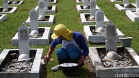 Petugas mengecat ulang makam di Taman Makam Pahlawan (TMP) Lolong, Padang, Sumatera Barat, Kamis (6/8/2020).