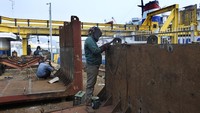 Meskipun demikian, perawatan sarana dan prasarana yang ada di pelabuhan penyeberangan Merak pun terus dilakukan. Seperti ini salah satunya. Perbaikan jembatan penghubung di Dermaga 1.