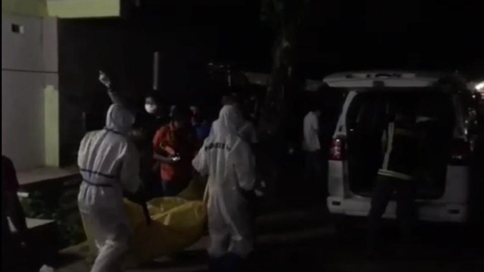 Petugas ber-APD mengevakuasi jenazah AW yang tewas di kamar kos (Foto: Istimewa)