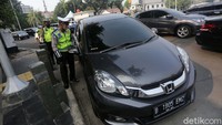 Sosialisasi penerapan kebijakan ganjil genap diperpanjang.