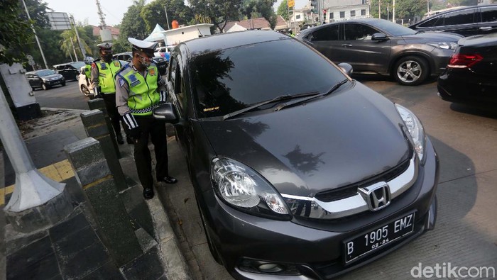 Sosialisasi penerapan kebijakan ganjil genap diperpanjang. Sosialisasi akan diberlakukan hingga 7 Agustus 2020 mendatang.