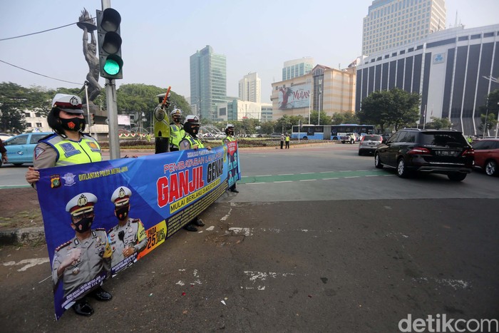 Sosialisasi penerapan kebijakan ganjil genap diperpanjang. Sosialisasi akan diberlakukan hingga 7 Agustus 2020 mendatang.