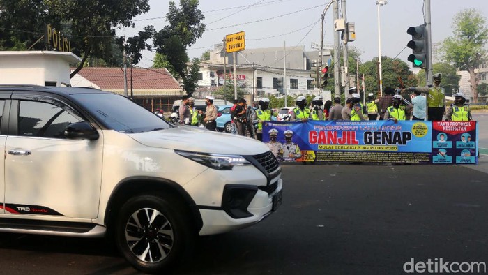 Sosialisasi penerapan kebijakan ganjil genap diperpanjang. Sosialisasi akan diberlakukan hingga 7 Agustus 2020 mendatang.