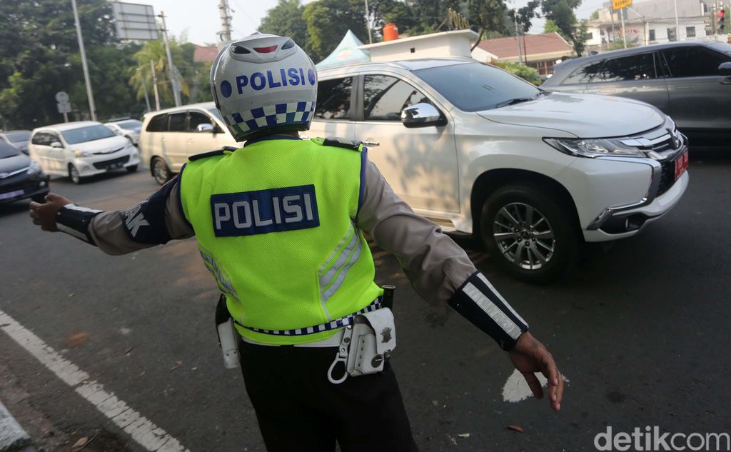 Sosialisasi penerapan kebijakan ganjil genap diperpanjang. Sosialisasi akan diberlakukan hingga 7 Agustus 2020 mendatang.