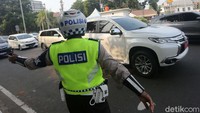 Polisi tampak mengatur lalu lintas.