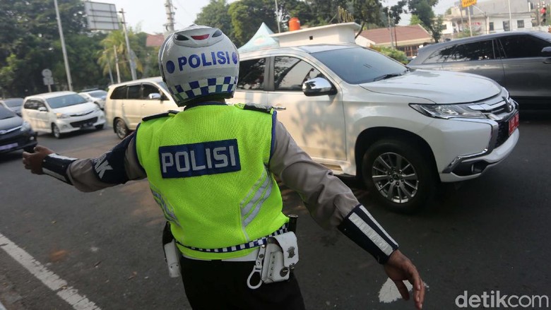 Polisi Perpanjang Sosialisasi Ganjil Genap Sosialisasi penerapan kebijakan ganjil genap diperpanjang. Sosialisasi akan diberlakukan hingga 7 Agustus 2020 mendatang.