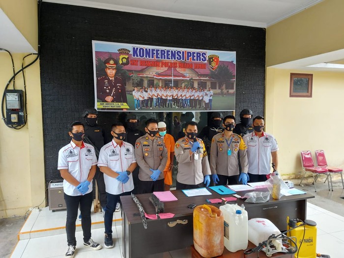 Polisi tangkap dua pria diduga pembakar lahan di Jambi (dok. Istimewa)