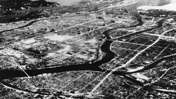 Pada 6 Agustus 1945, AS menjatuhkan bom atom ke Hiroshima. Diikuti tanggal 15 Agustus di Nagasaki. AS menjatuhkan bom atom karena Jepang menolak menyerah meski sudah beberapa kali diultimatum. Foto: Getty Images