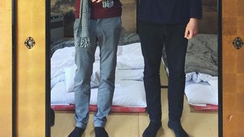 Teman-teman yang tinggi merunduk bersama Foto: Brightside