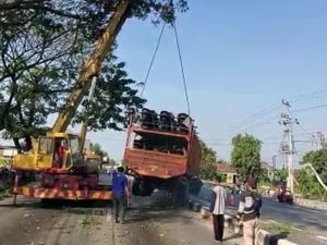 Usai Nyangkut 12 Jam di Median Jalan Pantura, Truk Muatan Motor Dievakuasi