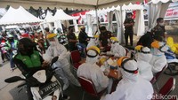 Para pengendara sepeda motor mengantre untuk mengikuti rapid test.