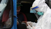 Petugas mengambil sampel darah pengemudi bajaj.