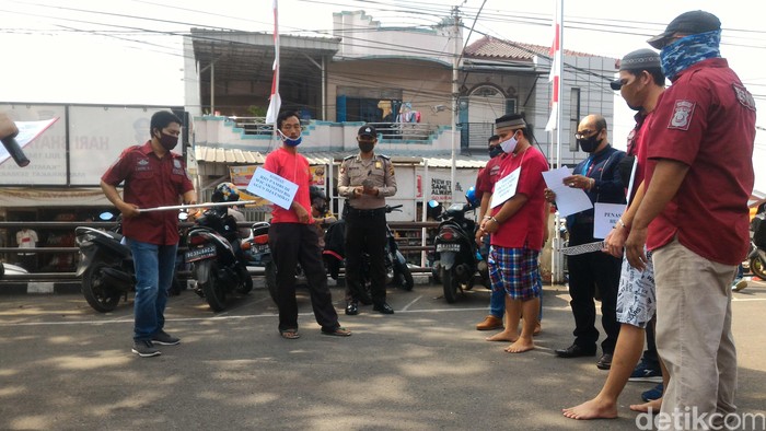 Rekonstruksi kasus kakak-adik bunuh pemuda tetangga yang hendak prewed di Palembang.