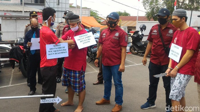 Rekonstruksi kasus kakak-adik bunuh pemuda tetangga yang hendak prewed di Palembang.