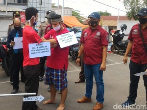 Rekonstruksi Kakak-Adik Bunuh Pemuda Hendak Prewed, Ibu Korban Protes