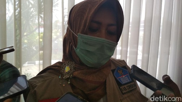 Ribuan kader poyandu melaksanakan swab test massal di Cirebon