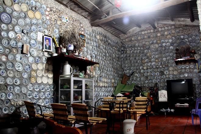 Rumah Pria Ini Dihiasi Hampir 10 Ribu Piring Porselen