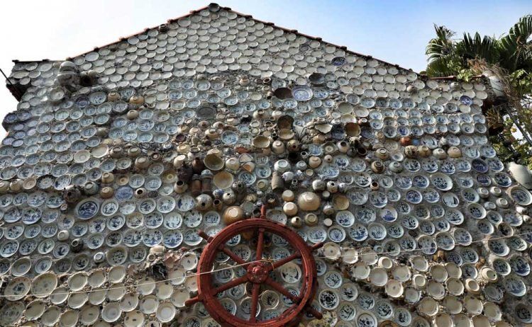 Rumah Pria Ini Dihiasi Hampir 10 Ribu Piring Porselen