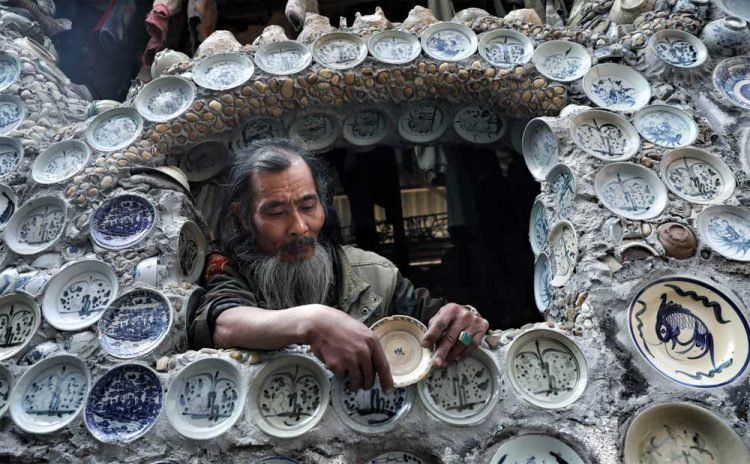 Rumah Pria Ini Dihiasi Hampir 10 Ribu Piring Porselen