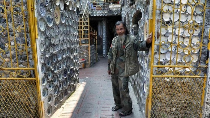 Rumah Pria Ini Dihiasi Hampir 10 Ribu Piring Porselen