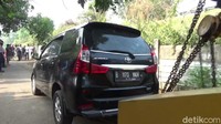 Penemuan mayat pria ini diketahui oleh warga pada pagi tadi, pukul 04.35 WIB. Korban dalam kondisi telungkup di jok kedua dengan luka tembak.