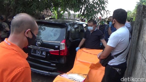 Penemuan mayat pria luka tembak di dalam mobil hitam bernomor polisi T-1143-AG yang penuh dengan berondongan peluru menghebohkan warga Purwakarta.