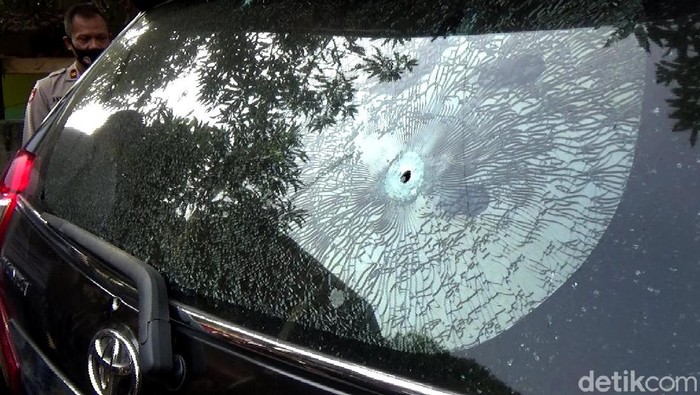 Sadis! Ini Foto-foto Mobil yang Diberondong Peluru di Purwakarta Penemuan mayat pria luka tembak di dalam mobil hitam bernomor polisi T-1143-AG yang penuh dengan berondongan peluru menghebohkan warga Purwakarta.