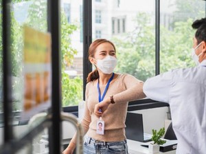 4 Cara Menghindari COVID-19 Saat Kembali Beraktivitas di Kantor
