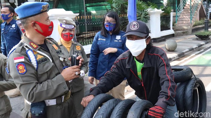 Satpol PP razia warga tak bermasker