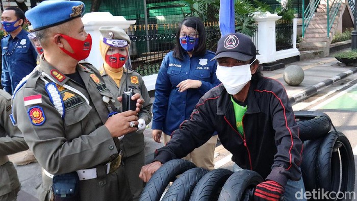 Satpol PP Kota Bandung melakukan sidak masker kepada Aparatur Sipil Negara (ASN) dan warga Kota Bandung. Sidang digelar di Balai Kota Bandung, Kamis (6/8/2020).