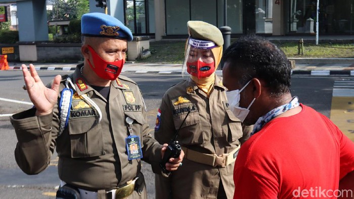 Satpol PP Kota Bandung melakukan sidak masker kepada Aparatur Sipil Negara (ASN) dan warga Kota Bandung. Sidang digelar di Balai Kota Bandung, Kamis (6/8/2020).