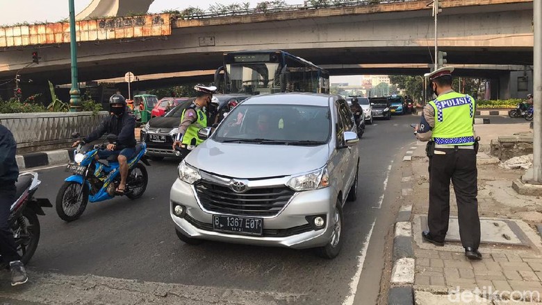 Sejumlah pemobil di Jaksel ditindak dalam sosialisasi ganjil genap Sejumlah pemobil di Jaksel ditindak dalam sosialisasi ganjil genap