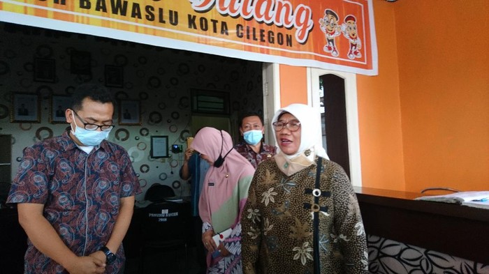 Sekda Kota Cilegon, Sari Suryati (kanan) seusai diperiksa Bawaslu Cilegon