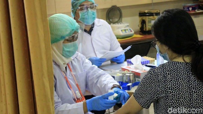 Simulasi uji klinis vaksin COVID-19 digelar di Kota Bandung. Simulasi uji klinis itu digelar untuk gambarkan alur pemberian vaksin virus Corona tersebut.
