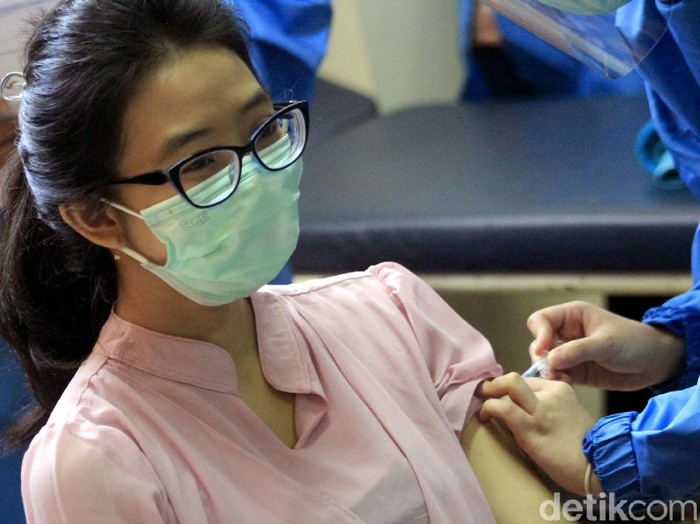 Simulasi uji klinis vaksin COVID-19 digelar di Kota Bandung. Simulasi uji klinis itu digelar untuk gambarkan alur pemberian vaksin virus Corona tersebut.