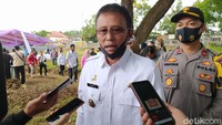 Bupati Ciamis Herdiat Sunarya mengucapkan terimakasih kepada Kementerian PUPR yang telah membangun kawasan Situs Jambansari. Ke depan diharapkan dapat bermanfaat untuk meningkatkan perekonomian Ciamis (Dadang Hermansyah/detikTravel)