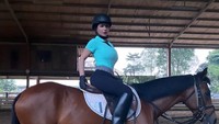 Ia pun kerap mengunggah foto dan videonya kala berkuda. Dok. Instagram