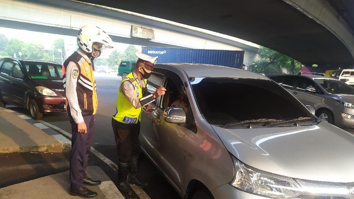 Suasana sosialisasi ganjil genap di Jalan S Parman, Jakarta Barat. Tilang belum diberlakukan bagi pelanggar.