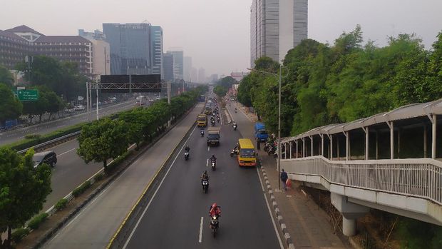 Suasana sosialisasi ganjil genap di Jalan S Parman, Jakarta Barat. Tilang belum diberlakukan bagi pelanggar.