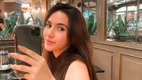 Kalau ini pose santai Syahra saat nongkrong sendirian di kafe. Nama wanita cantik ini melambung saat membintangi sinetron Mermaid in Love. Foto: Instagram syahralarez_new