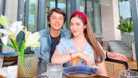 Syahra dan Arbani layaknya pasangan muda lain nih. Memanfaatkan waktu kosong, mereka hendak makan di restoran bareng. Foto: Instagram syahralarez_new